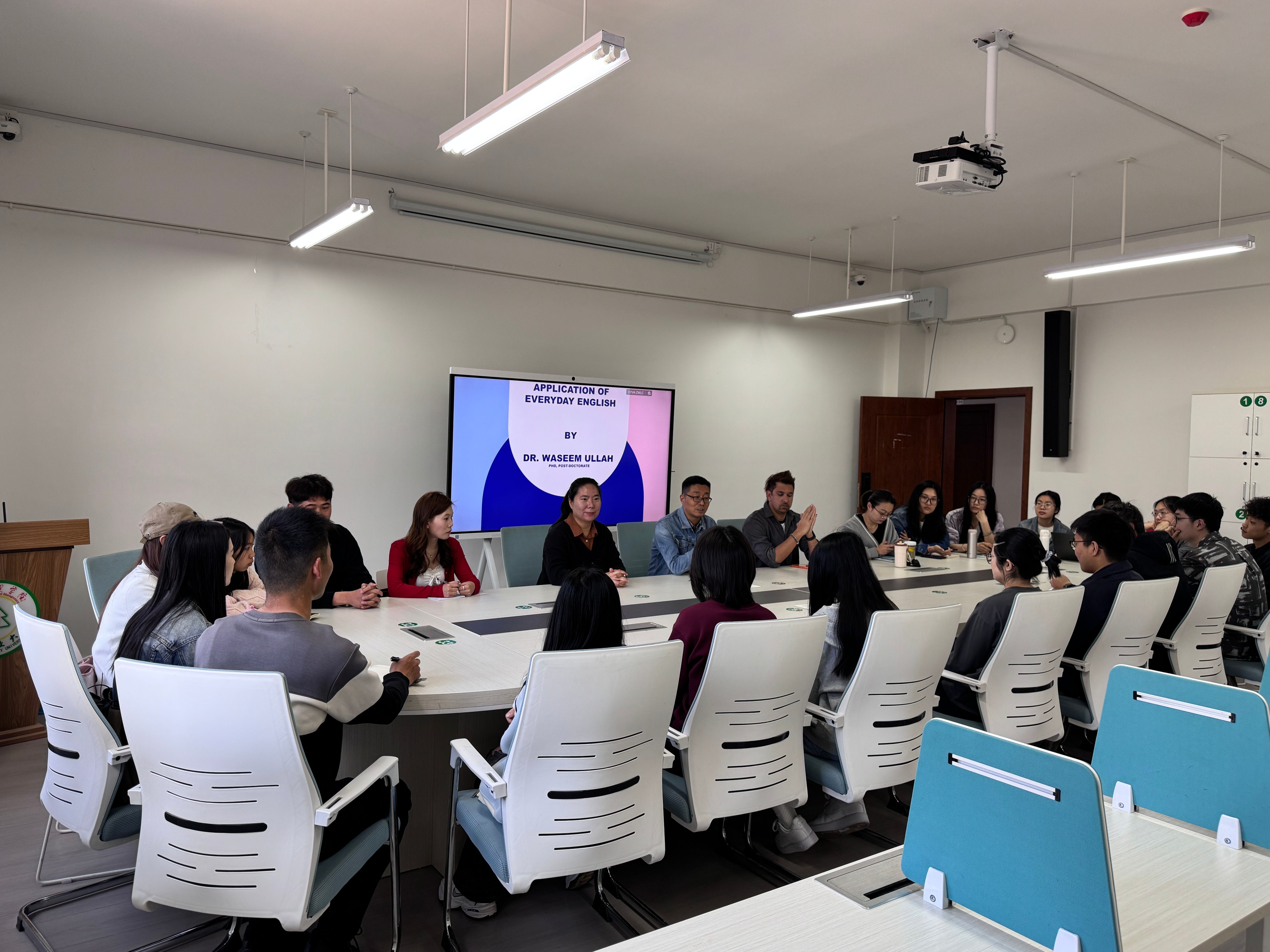 公司举办首期研究生英语听说培训班