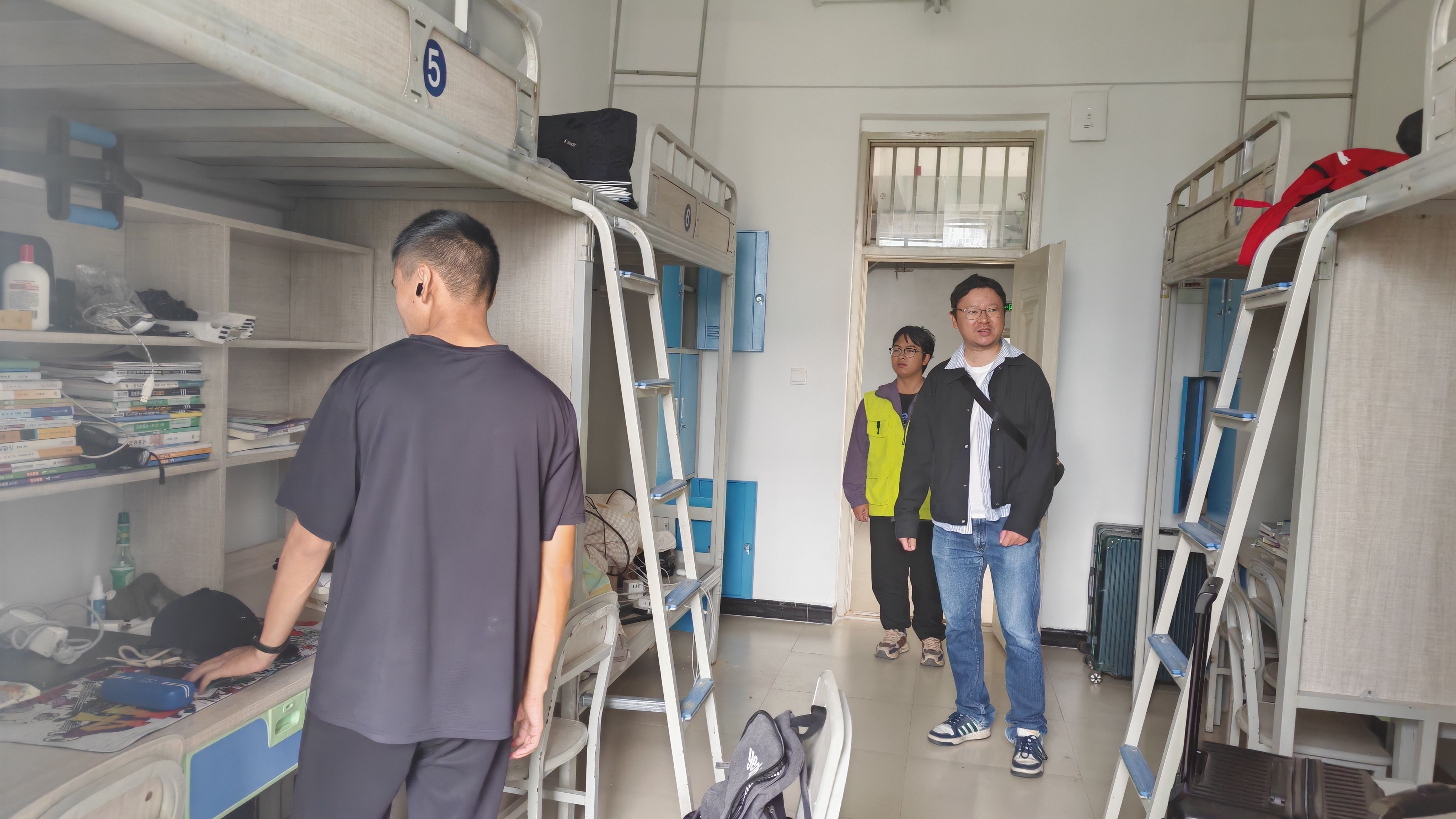 公司老师走访员工宿舍